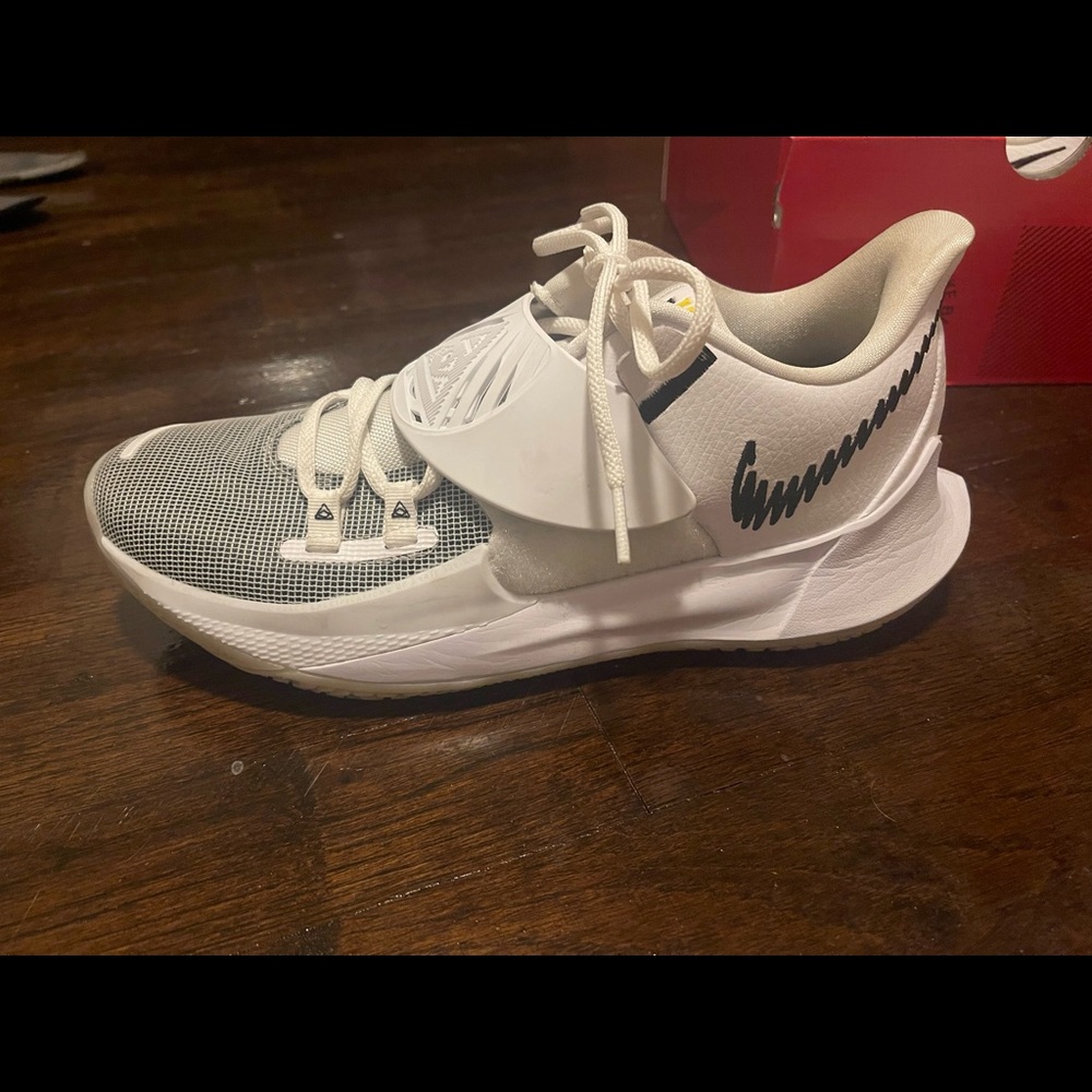 Kyrie Low 3 White/Black